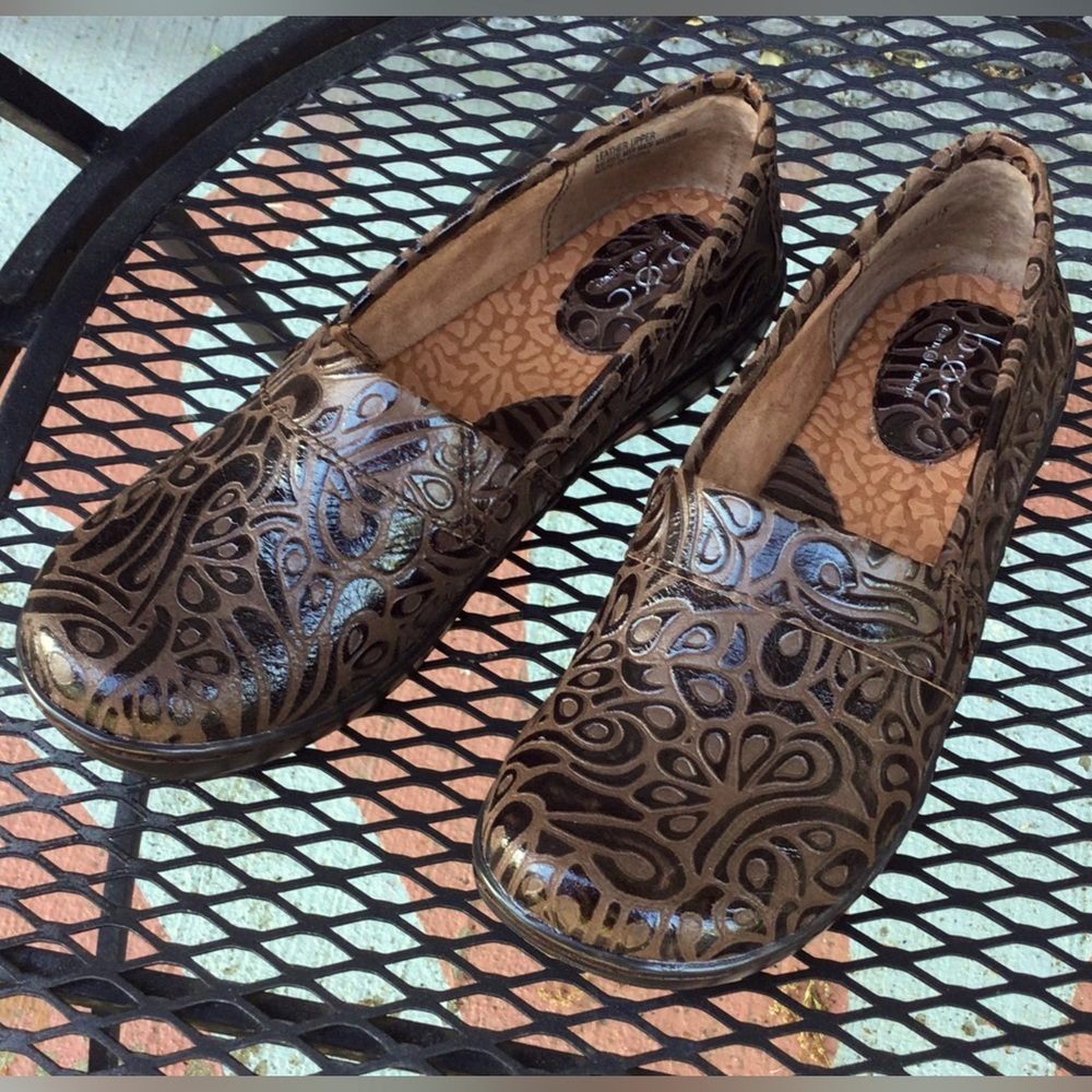 Born Concept size 7.5 women’s clogs. Leather uppers.